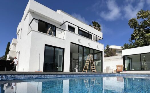 Luxurious Villa with Pool