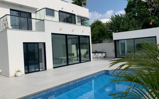 Luxurious Villa with Pool